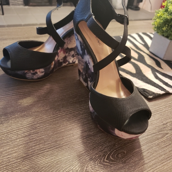 Sandal - Picture 2 of 3